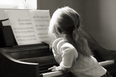 meisje piano 395x263